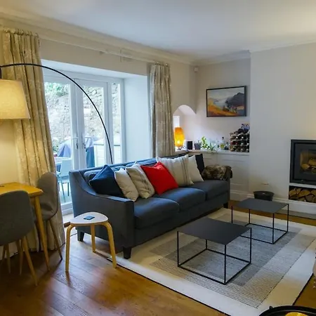 Off Street Parking - Cosy 1 Bedroom Flat, Clifton Apartment