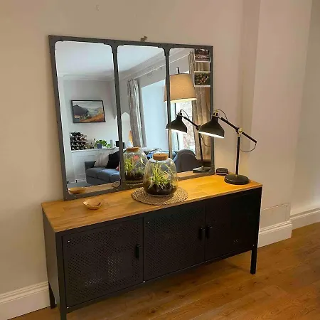 Off Street Parking - Cosy 1 Bedroom Flat, Clifton *