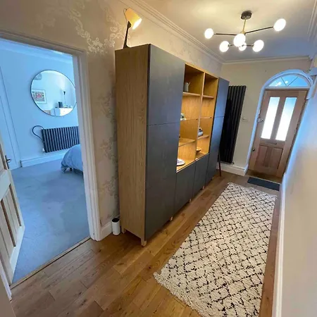 Off Street Parking - Cosy 1 Bedroom Flat, Clifton Apartment *