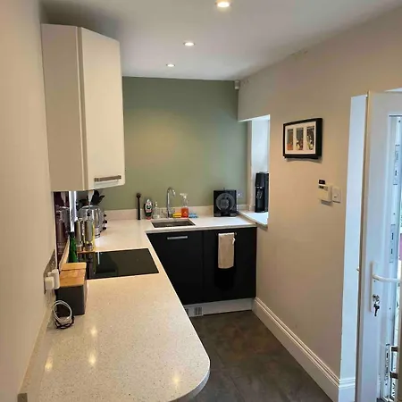 Off Street Parking - Cosy 1 Bedroom Flat, Clifton *