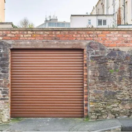 Off Street Parking - Cosy 1 Bedroom Flat, Clifton Apartment *