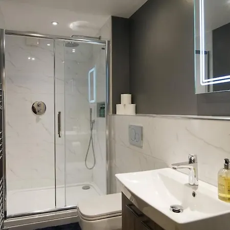 Off Street Parking - Cosy 1 Bedroom Flat, Clifton