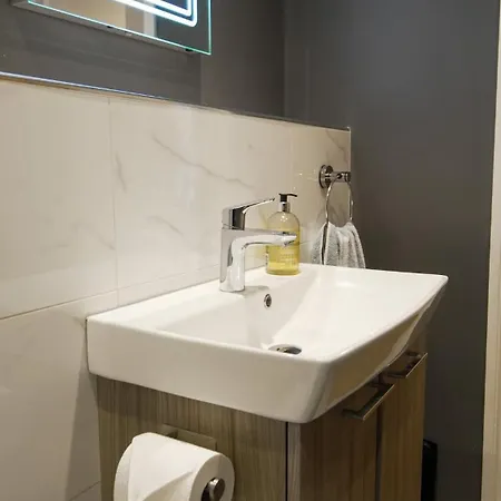 Off Street Parking - Cosy 1 Bedroom Flat, Clifton Апартаменты Бристоль